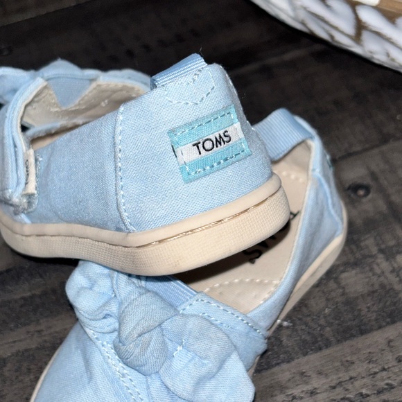 TOMS Tiny Bliss Light Blue Speckled Chambray Dots Bow Slip-On Shoes SZ7 - Picture 2 of 8